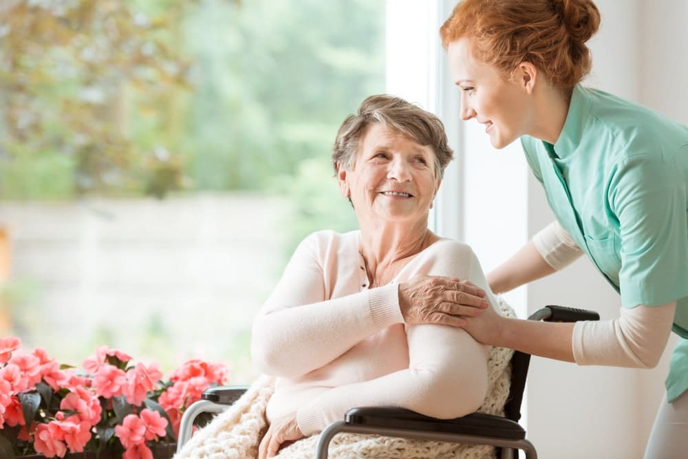 Pflegefachkraft finden - Pflegerin im Gespräch mit älteren Dame