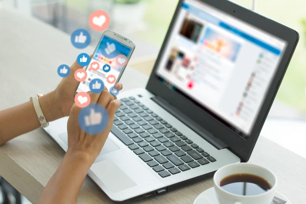 Social Media Beratung via Smartphone und Laptop