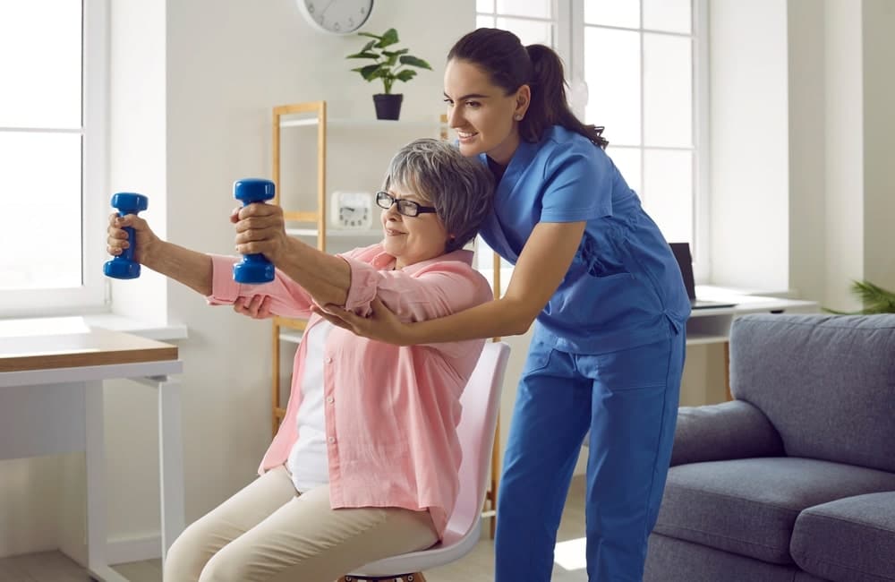 Pflegepersonal finden - Pflegerin hilft alter Dame bei Reha Übungen
